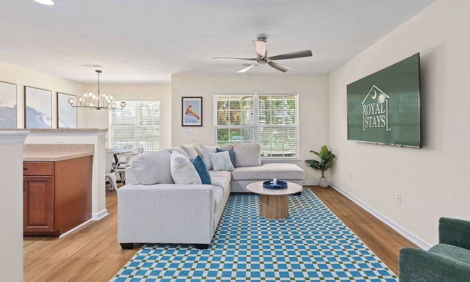 Charleston House | Queen Kelsey - mins from Credit One - pet friendly