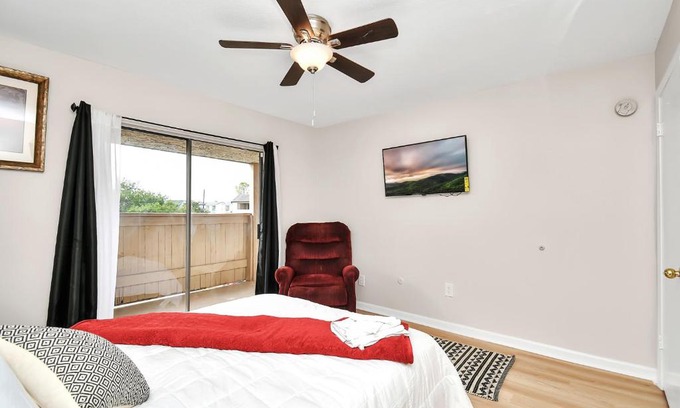 South Main Bed & Breakfast | Queen Oasis Balcony Retreat Near NRG Stadium