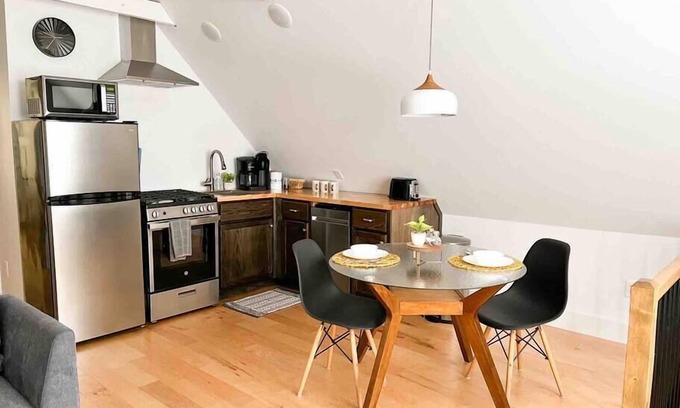 Laurium Apartment | Queen on Union