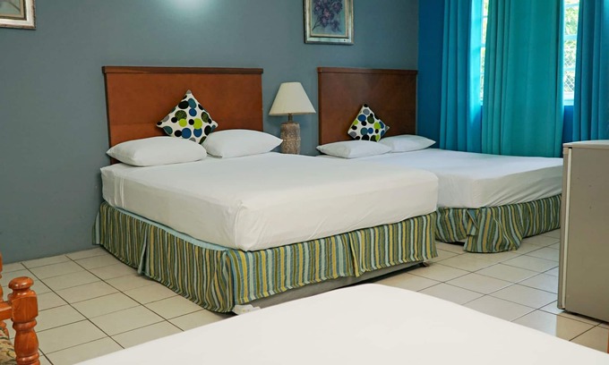 Buccoo Hotel | Queen room at Bellissimo