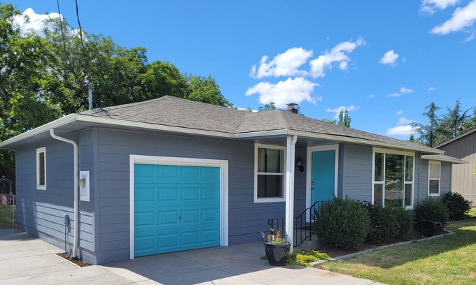 Keizer House | Queen Room in Keizer, Oregon.