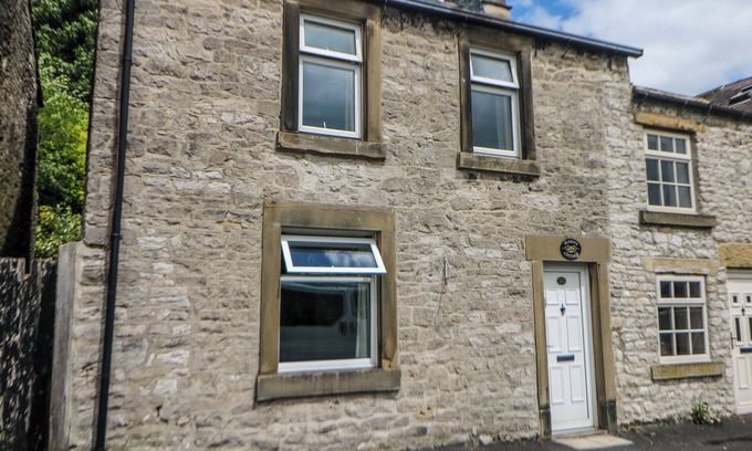 Tideswell Cottage | QUEEN'S COTTAGE, with open fire in Tideswell