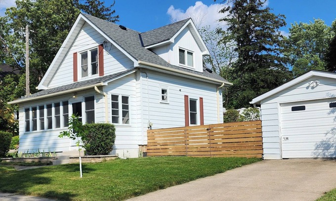 Georgetown House | Queen's Haven - Clean, Peaceful & Private Upper Unit in Historic Neighbourhood