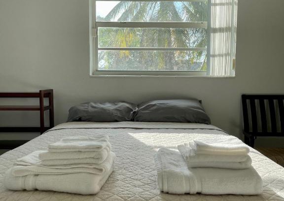 Palmetto Bay House | Queen's Tropical Garden View Room