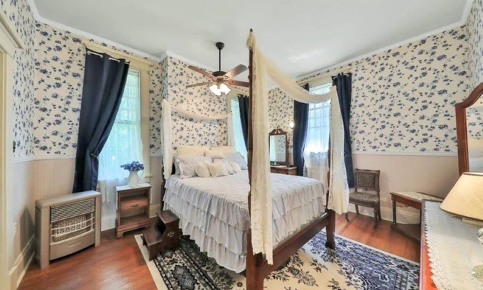 Gainesville Bed & Breakfast | Queen Size Suite with a shared Hallway Bath