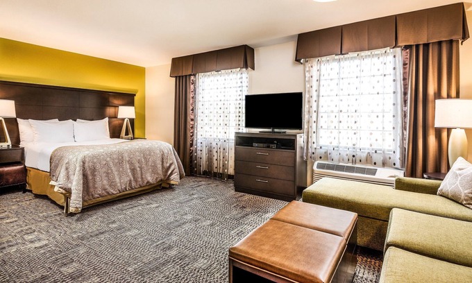 Altoona Apartment | Queen Studio | Free Breakfast, Free Wi-Fi, Indoor Pool and Hot Tub