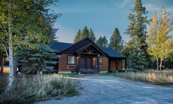 Island Park Cabin | Queen Suite at Ponds Lodge Cabin 31 Unit 1
