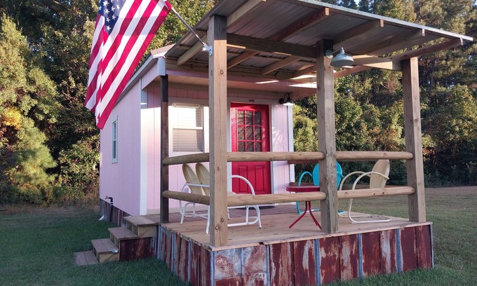 Hubert Cottage | Queen Suite Minutes to Beach Shopping Nature Trails Boating Historic Sites