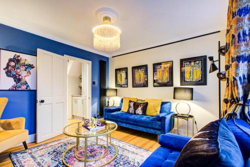 Wivenhoe House | Queens Cottage, Wivenhoe Stylish, Plush, Cosy, Convenient & Quirky, 2x Double Bed Period Cottage PLUS Patio - 9 min walk train, 4 min walk High Street Pubs, Restaurants, Shops