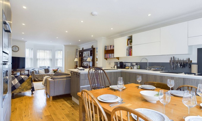Ryde Ski Chalet | Queens Mews a coastal holiday home
