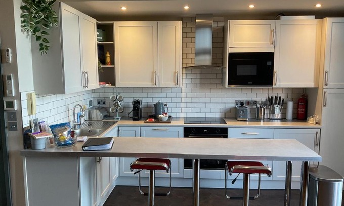 West Kensington Apartment | Queens View
