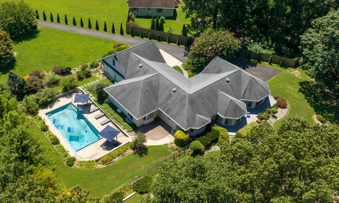 Queenstown House | Queenstown Waterfront | Boat Ramp | Pool | Private Dock