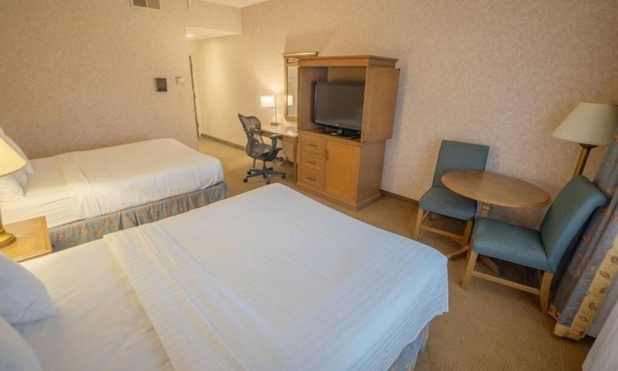 Raisin Hotel | Quick Fresno Stay – 3 Affordable Units w/Airport Shuttle & Nearby Dining