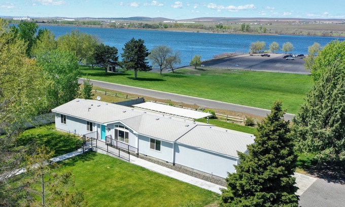 Umatilla House | Quick walk to Columbia River access