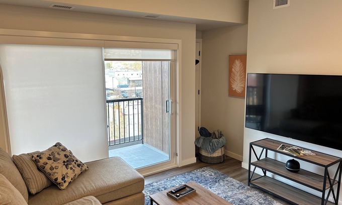North End Apartment | Quick walk to Lakeside Boardwalk and Downtown shops & restaurants!