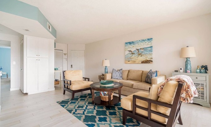 Jupiter Condo | Quick walk to the beach from top floor condo!