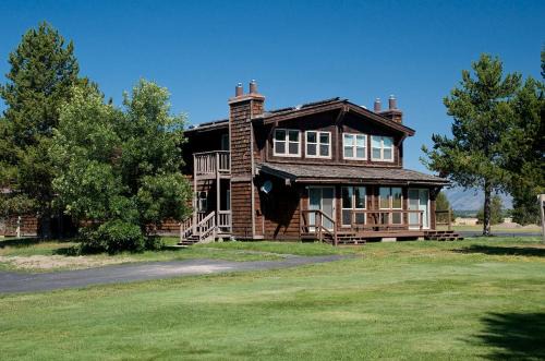 Island Park House | Quickdraw by KABINO Satellite WiFi Awesome Location Sleds Welcome Condo on Golf Course