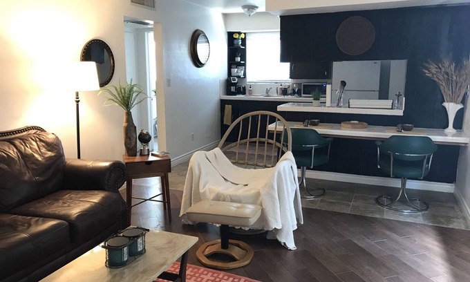 Oleander - Sunset House | Quiet 1 Bedroom Townhouse with Parking and Fast WiFi, Gated in Downtown