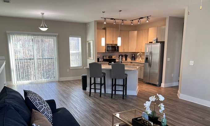 North Charleston Apartment | Quiet 1BD Carriage House w/KING BED & Pvt Garage
