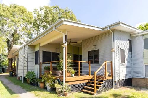 Nudgee Beach House | Quiet 2 bed home with Private Patio in Quaint Village