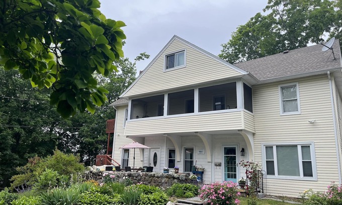 New London Apartment | Quiet 2 bedroom 1 bath 3rd floor apartment close to everything