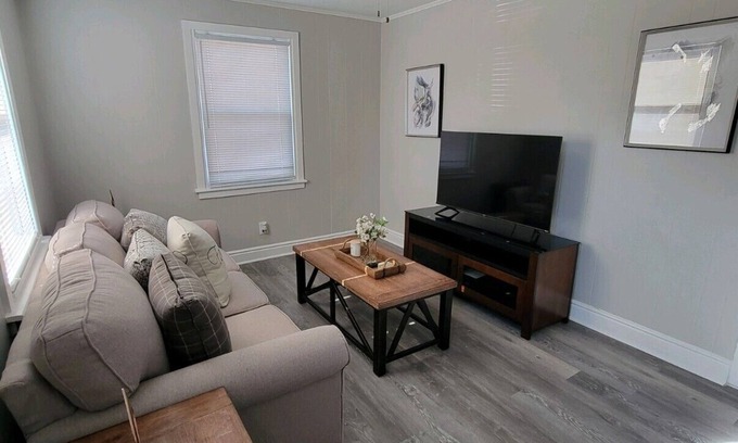 Rosewood House | Quiet 2 Bedroom Near Downtown