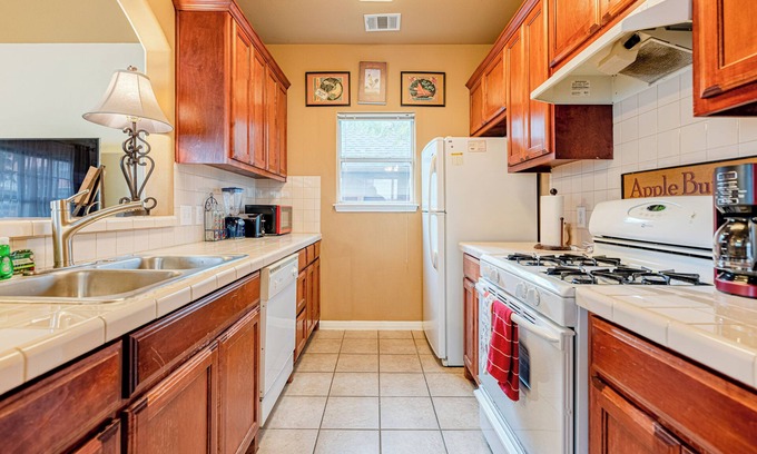 Swede Hill House | Quiet 2 Story | Walkable to East Side Eateries