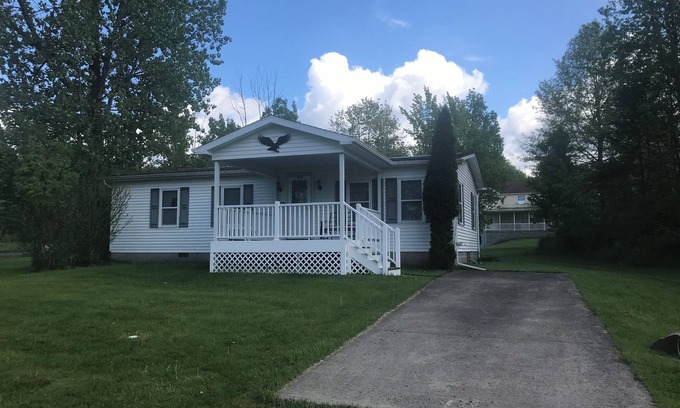 Albion House | Quiet, 3 bedroom & 1 bath get-a-way. Near Lake Erie for fishing & skiing resorts
