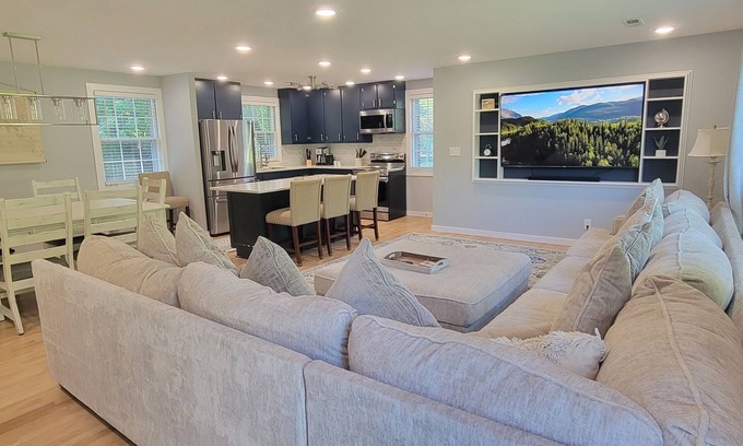 Nashville House | Quiet 3 Bedroom house with great couch and tv area
