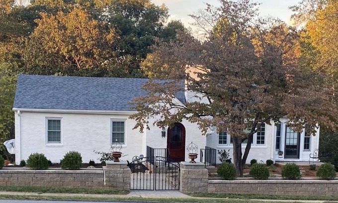 Boonsboro House | Quiet 3 BR Brick Cottage Convenient Location