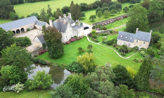 Valognes House | Quiet 4-star cottage on 2.5ha grounds 15km from the sea.