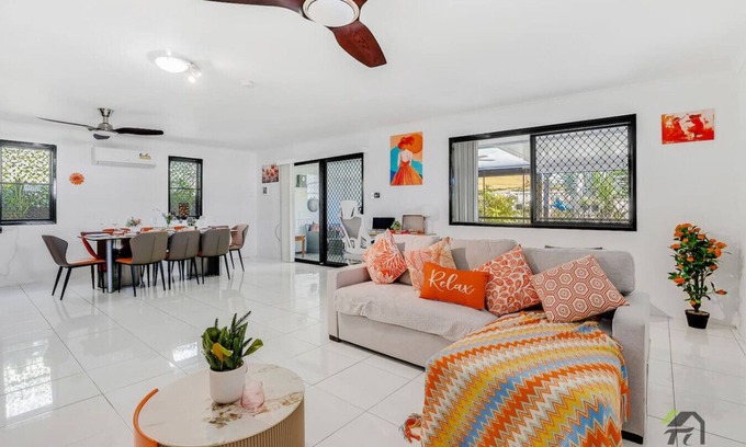Springfield Lakes House | Quiet 5 bedrooms House located Springfield lake