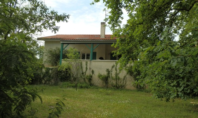 Leognan House | Quiet 7-bedroom family home on the river