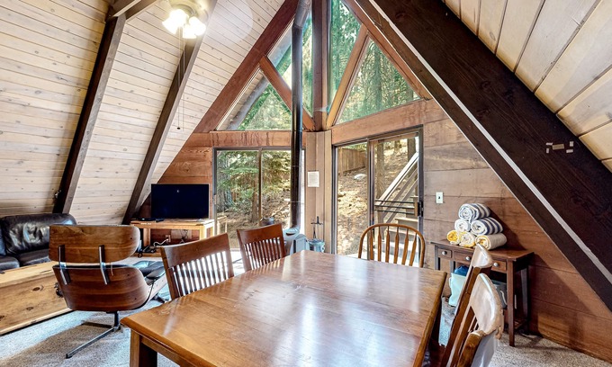 Tahoe Paradise House | Quiet A-frame cabin near town with forest views & high-speed WiFi - dog-friendly