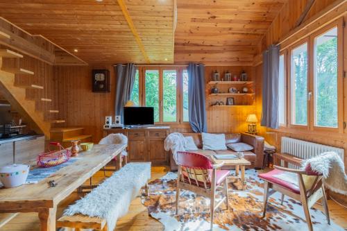 Saint-Pierre-en-Faucigny House | Quiet and Authentic Mountain Chalet