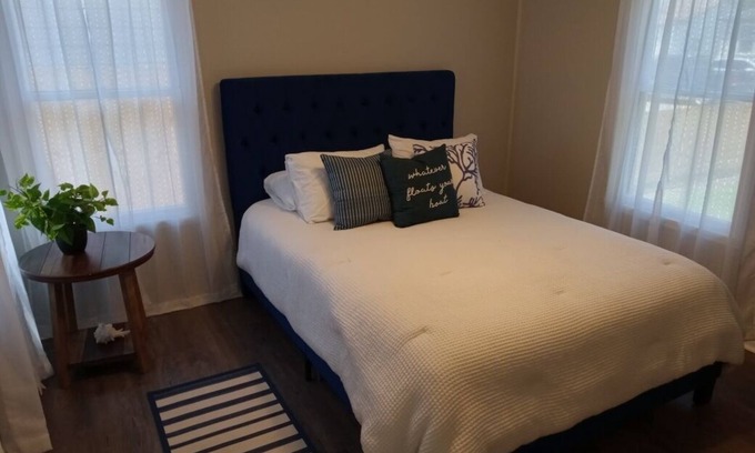 Central City House | Quiet and Cozy Cottage -10 minutes from the beach!