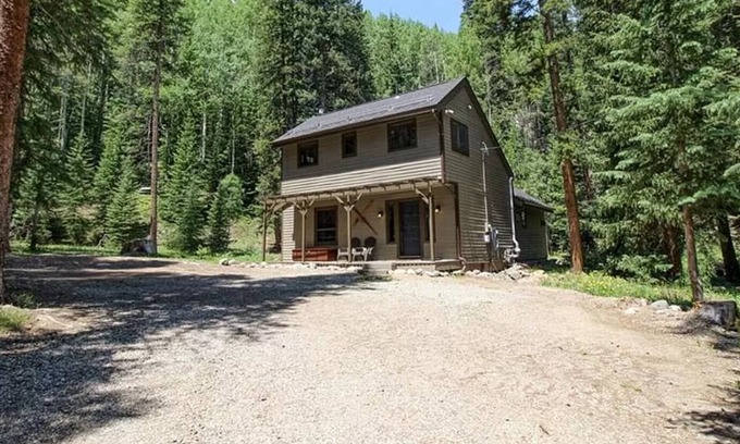 Blue River Cabin | Quiet and Private Cabin, Hot Tub, 5 mins to town!