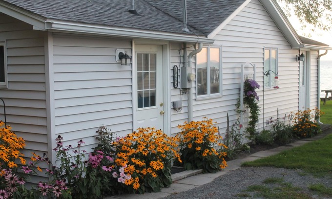 Town of Yates Cottage | Quiet and relaxing getaway by the lake