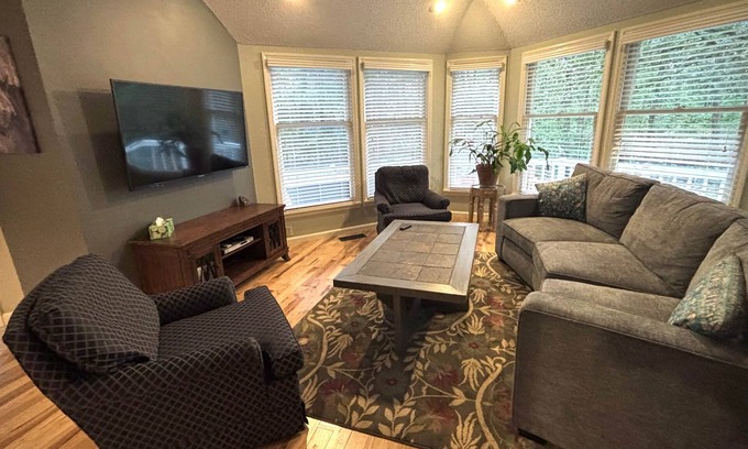 Columbus House | Quiet and secluded home, 3.5 miles to TIEC