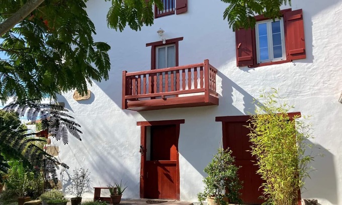 Sare Apartment | Quiet apartment at the foot of the Rhune with lovely grounds