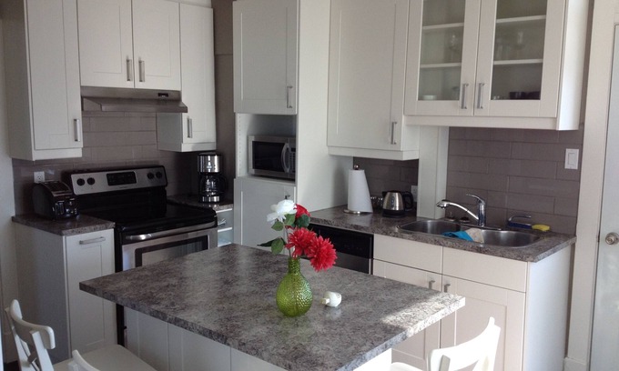 Pointe Claire Apartment | Quiet apartment in Pointe-Claire Village near water