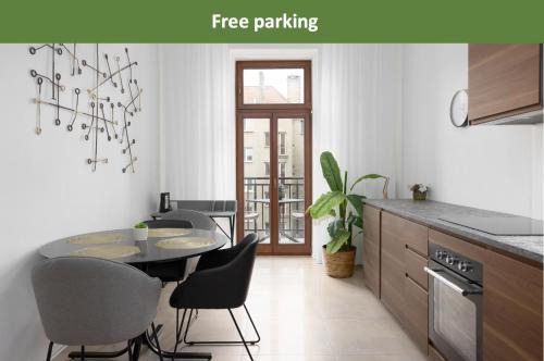 Prague 2 Apartment | Quiet apartment in the city center near the metro with with balcony and parking