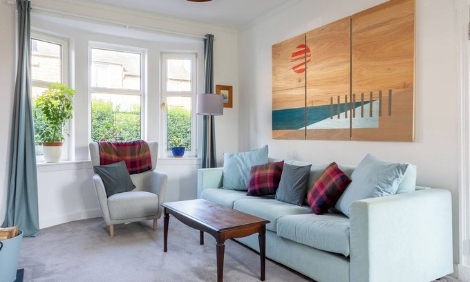 Gifford House | Quiet area with free on street parking and easy access to Edinburgh City Centre