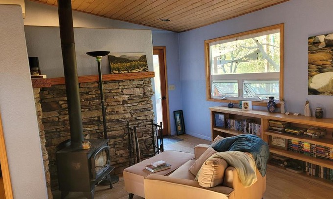Oakhurst House | Quiet Artist Suite