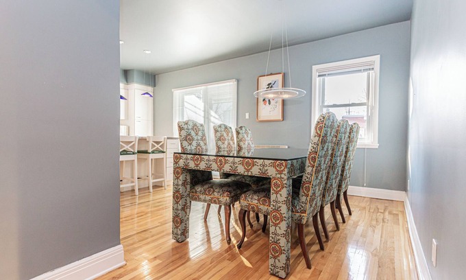Cote-Saint-Paul House | Quiet Bright 2 Bdrm Upper Suite Only 10 Mins D/T From Station Jolicoeur