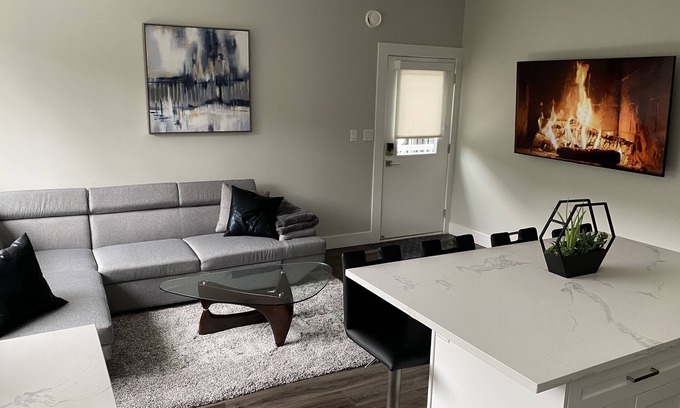 Langford House | Quiet Bright Luxurious & Clean Private Modern Suite with free Parking & A/C