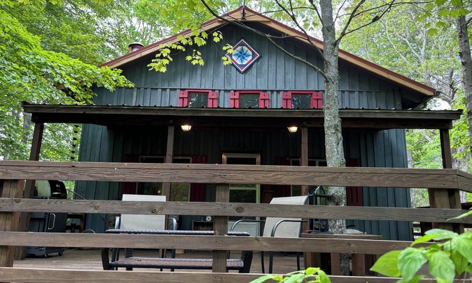 Frank Cabin | Quiet Cabin On Top Of Mountain! Off the grid between Newland & Spruce Pine-Hwy19