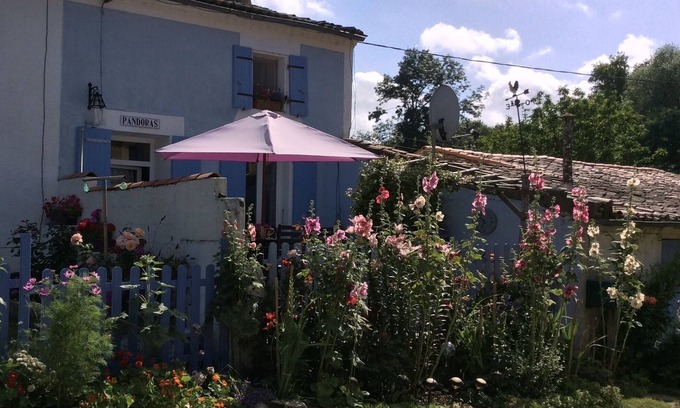 Rioux Cottage | Quiet, Characterful Cottage in Countryside