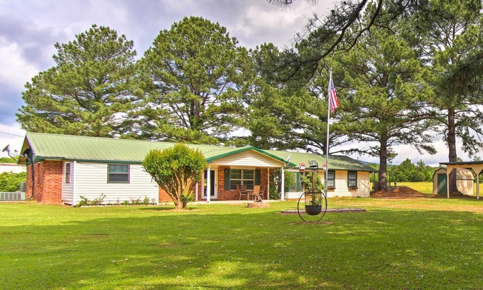 Clayton House | Quiet Clayton Home w/Mountain Views 4 Mi to Lake!