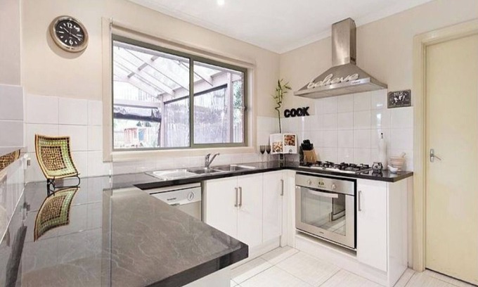 Chelsea House | Quiet clean house near some of Melbourne Best beaches